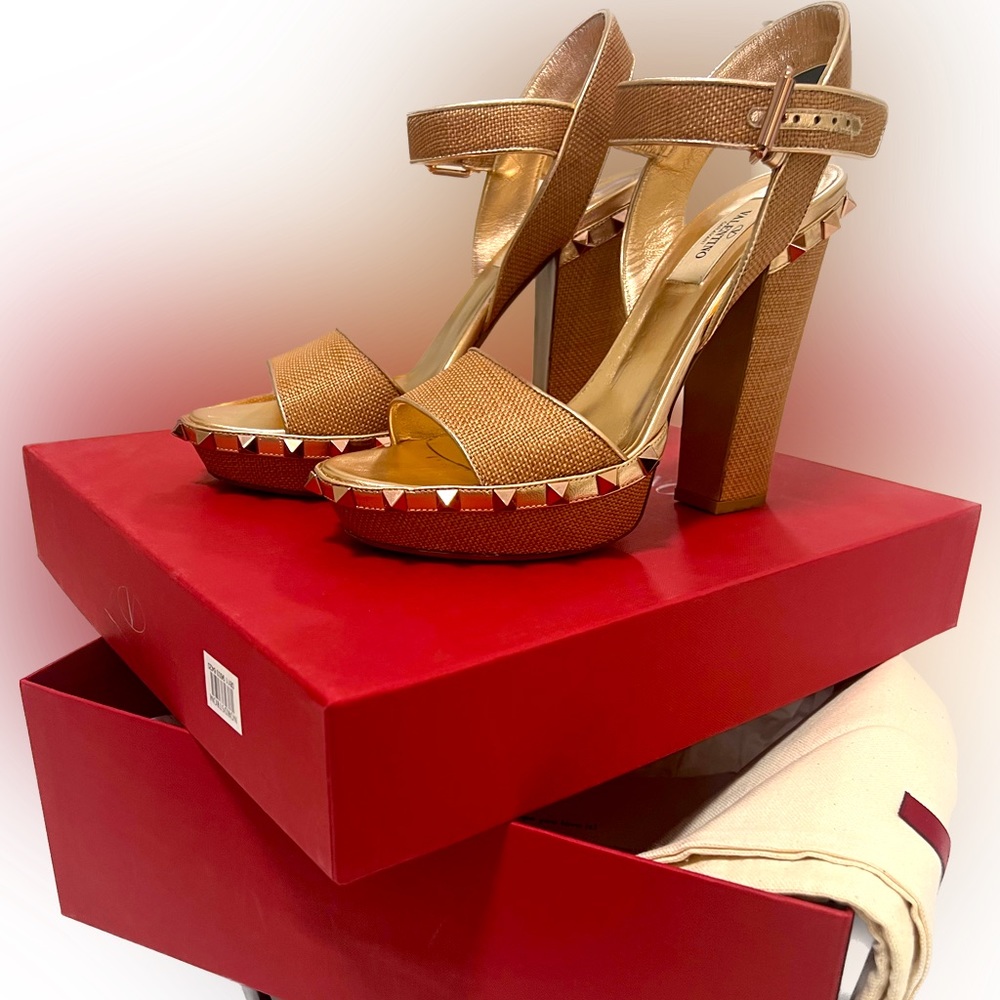 VALENTINO GARAVANI 10.5mm Rockstud platform Sandals; size 37 EU. Retail 945.00